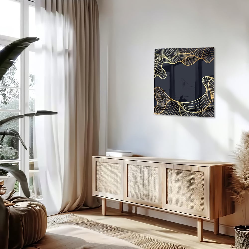 Glazen schilderij met gouden lijnen tegen een donkerblauwe achtergrond in een moderne woonkamer.