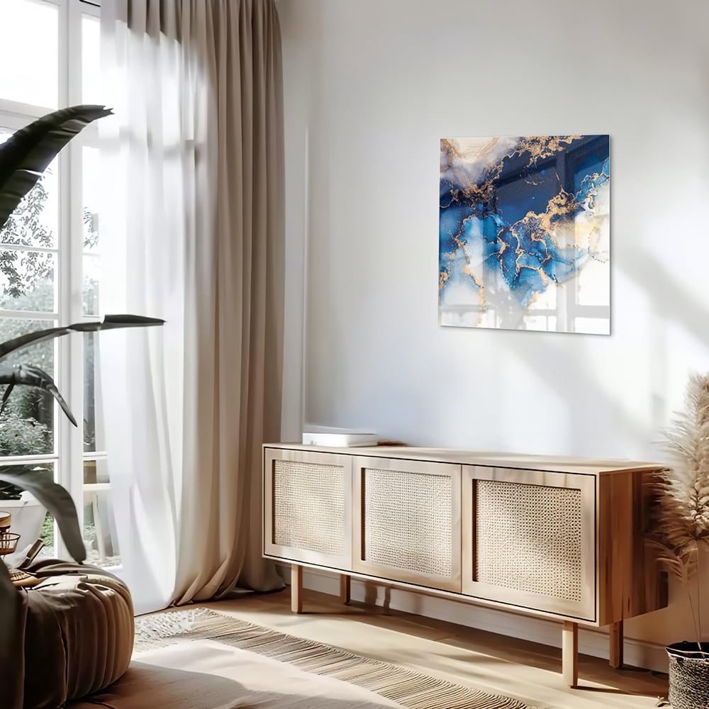 Prachtig glazen schilderij met blauwe en gouden patronen aan de muur.