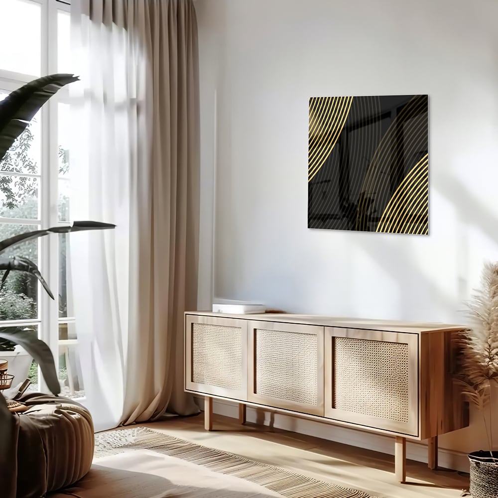 Glazen schilderij met gouden lijnen op zwarte achtergrond in stijlvolle ruimte.