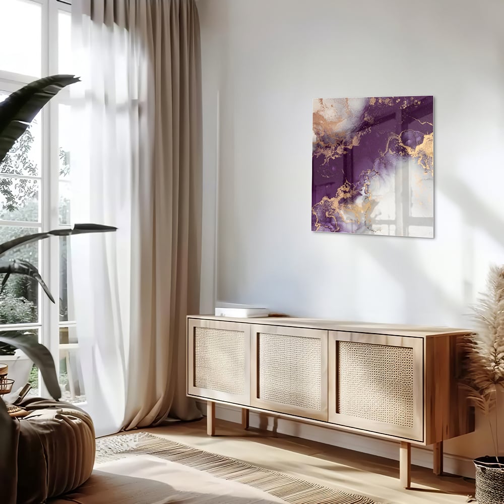 Een elegant paarse glazen schilderij met gouden accenten aan een muur in moderne woonkamer.