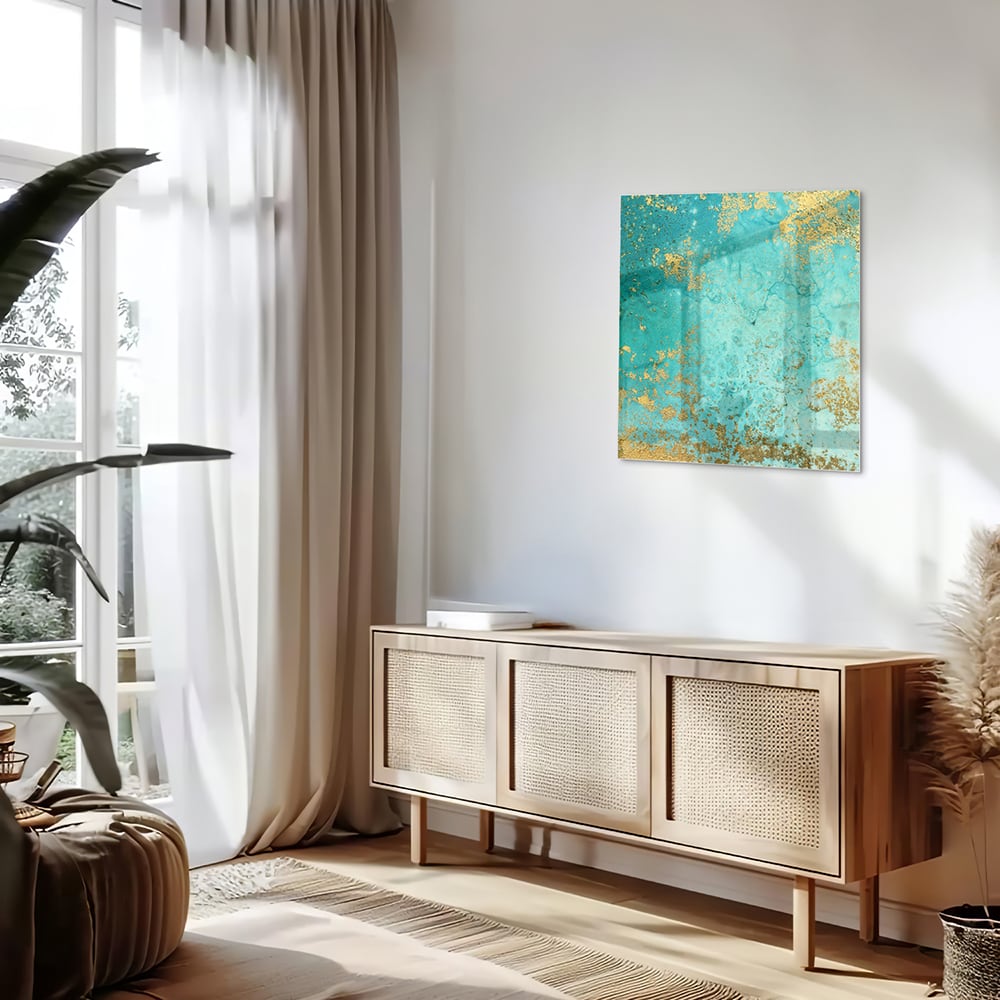 Glazen schilderij met turquoise en gouden accenten aan de muur