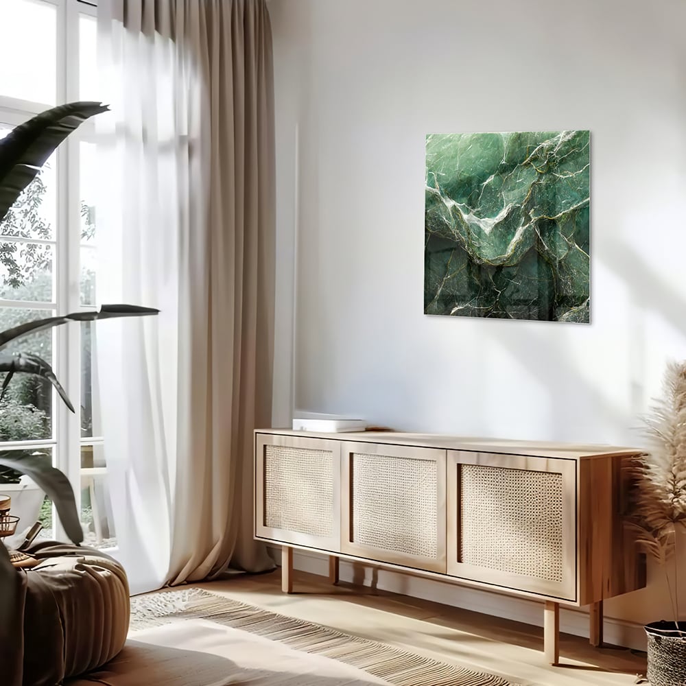 Glas schilderij met marmerpatroon in groene tinten, hangt aan de muur.