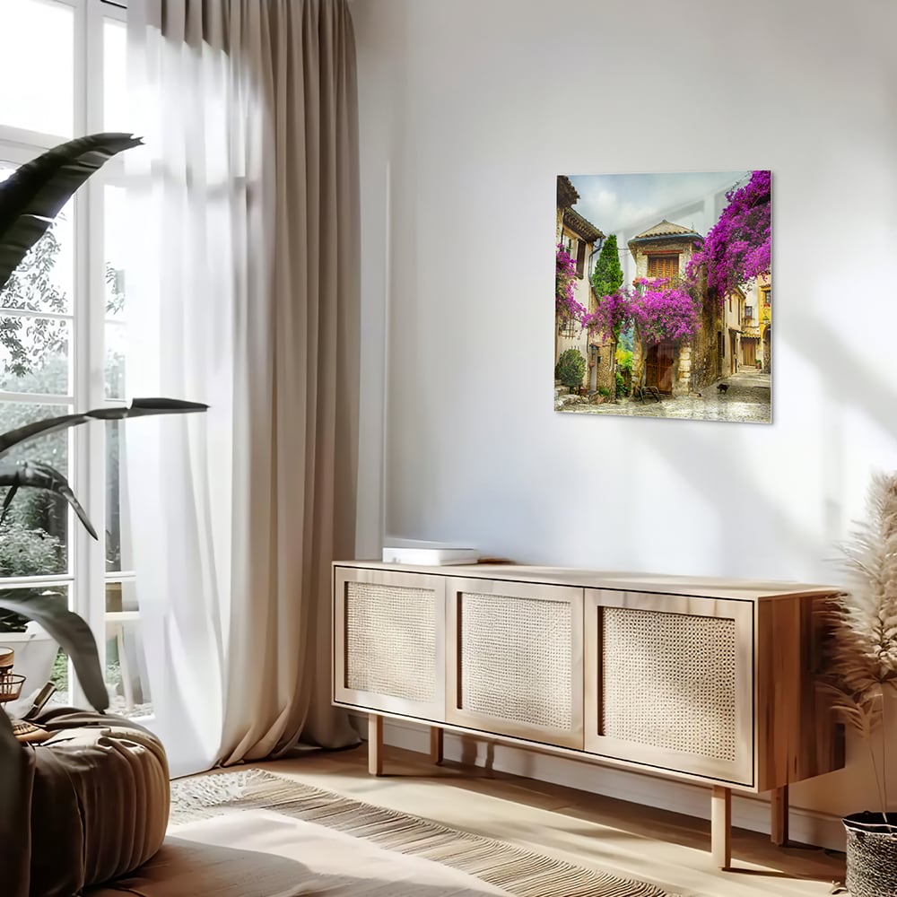 Glazen schilderij met een prachtig straatzicht en paarse bloesems in een helder interieur.