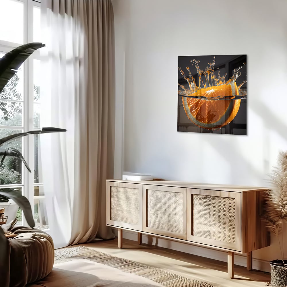 Glazen schilderij van een spetterende sinaasappel boven water.