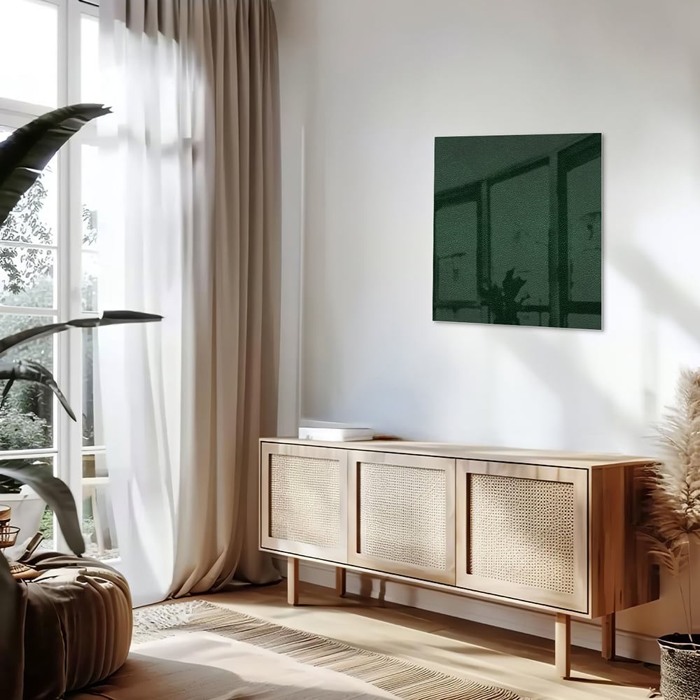 Een groen glazen schilderij aan de muur in een lichte woonkamer