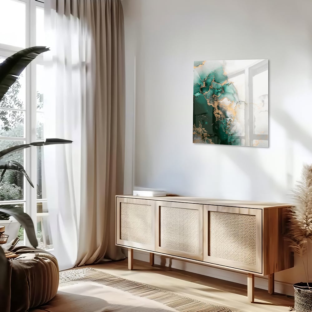 Elegant glazen schilderij met groene en gouden tinten aan de muur