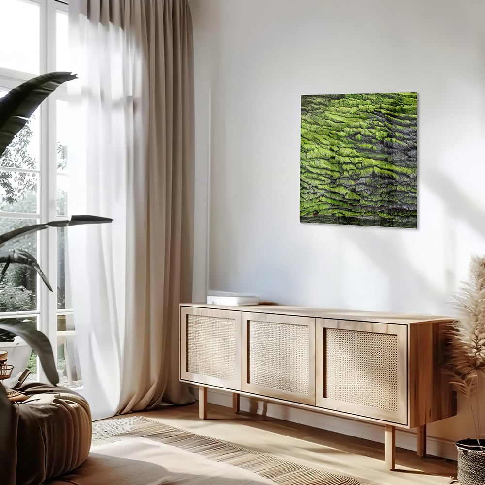 Glazen schilderij met groene mosachtige textuur aan een muur