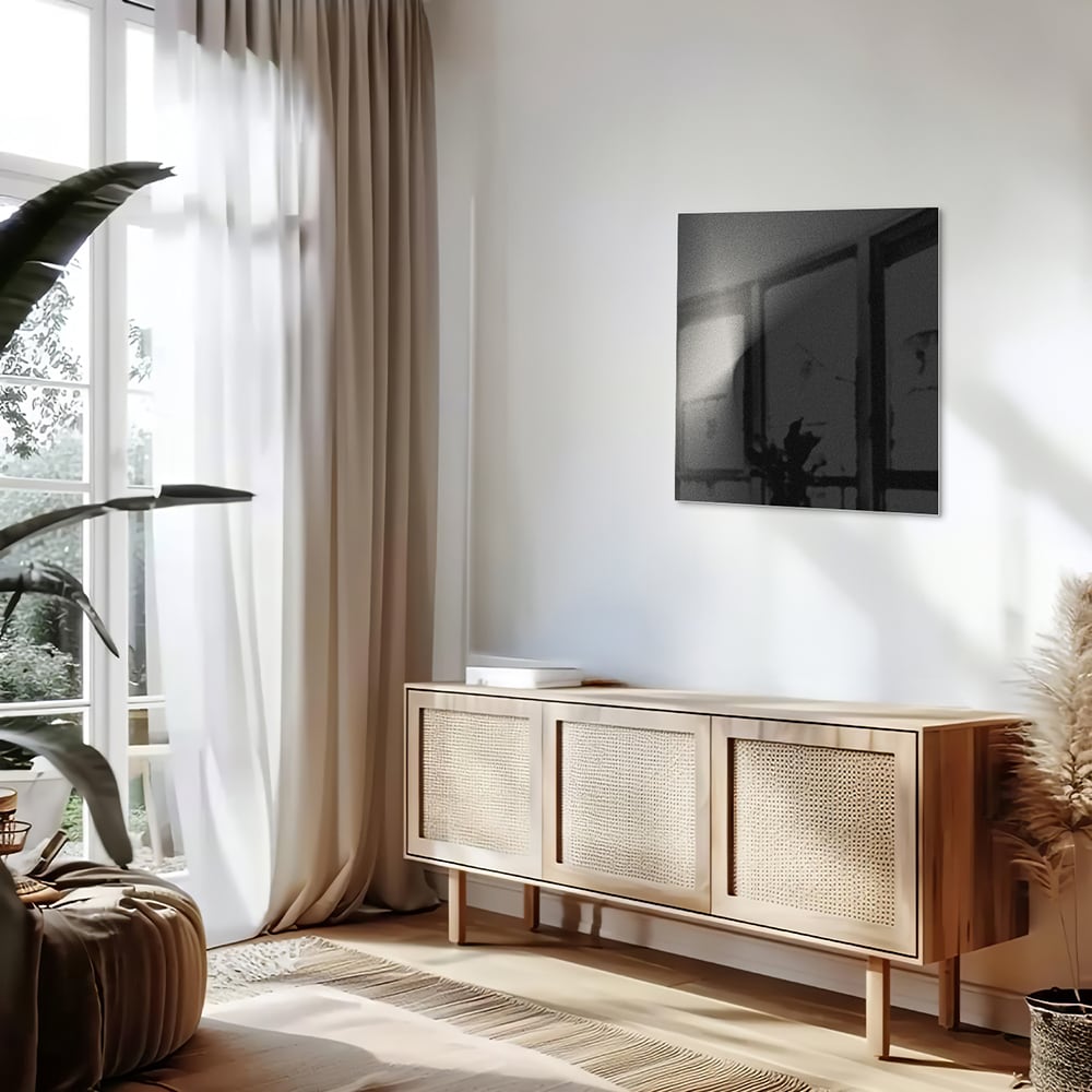 Moderne glazen schilderij op een witte muur in een stijlvolle woonkamer.