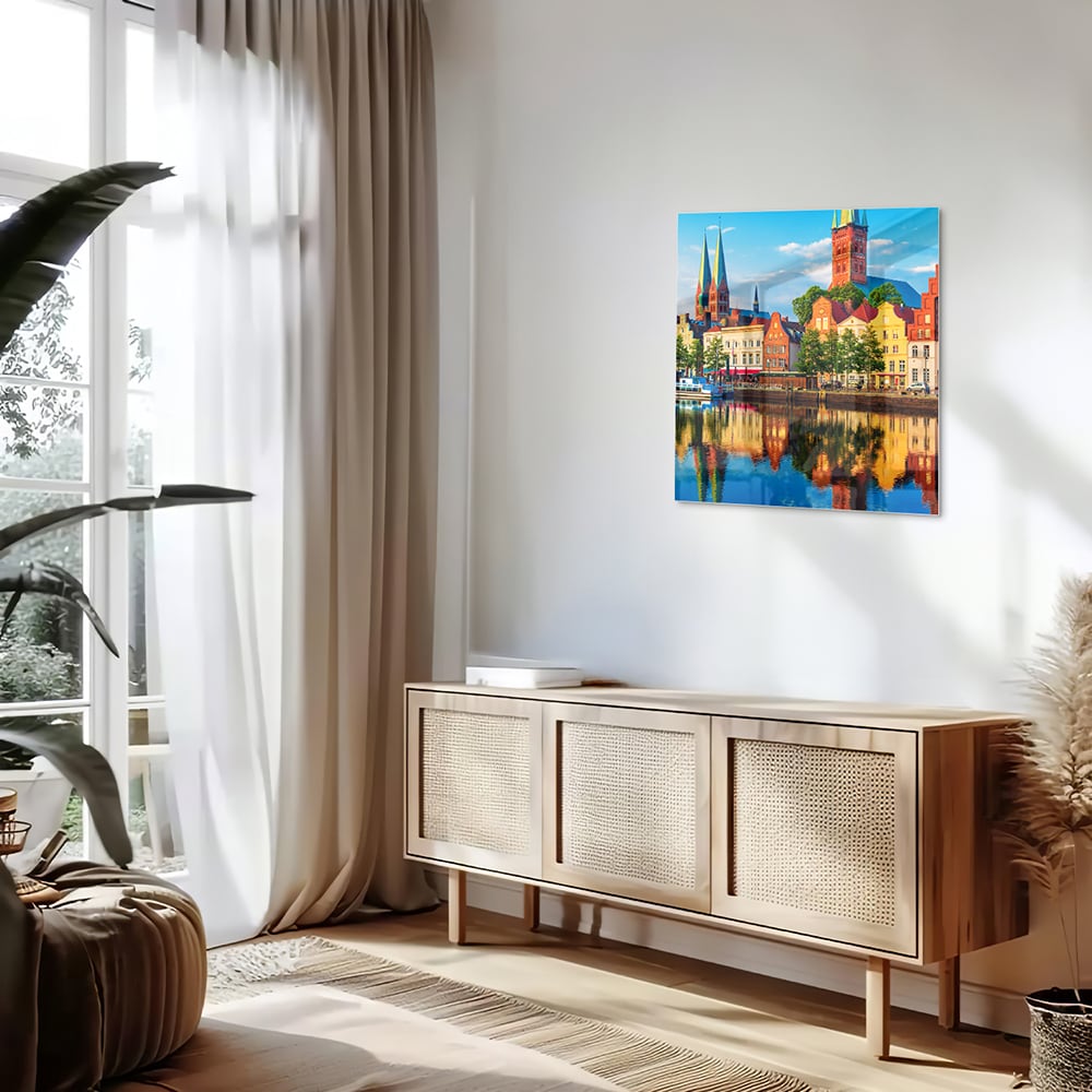 Kleurrijk glazen schilderij van een stadszicht met reflecties in het water