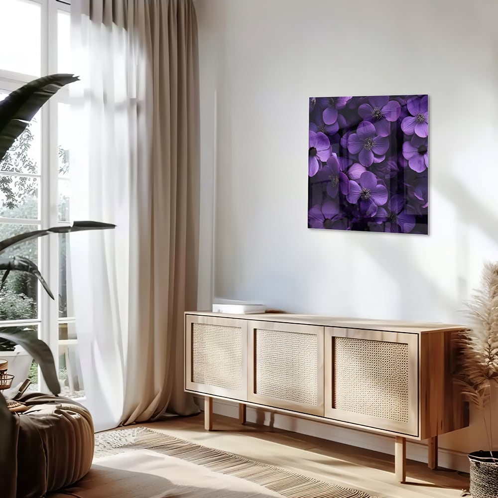 Paarse bloemen op een glazen schilderij aan de muur in een moderne woonkamer.