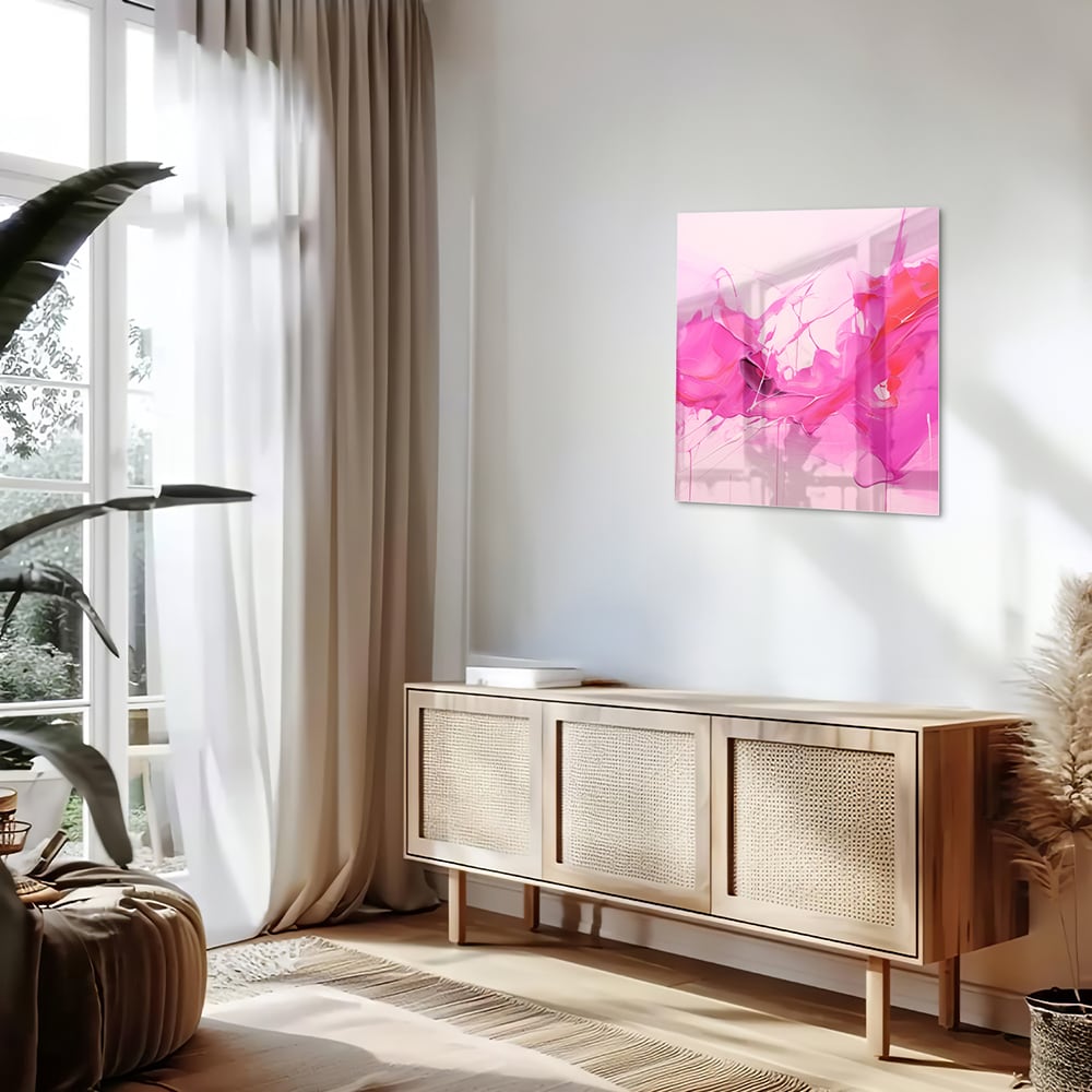 Abstract glazen schilderij met felle roze tinten aan de muur