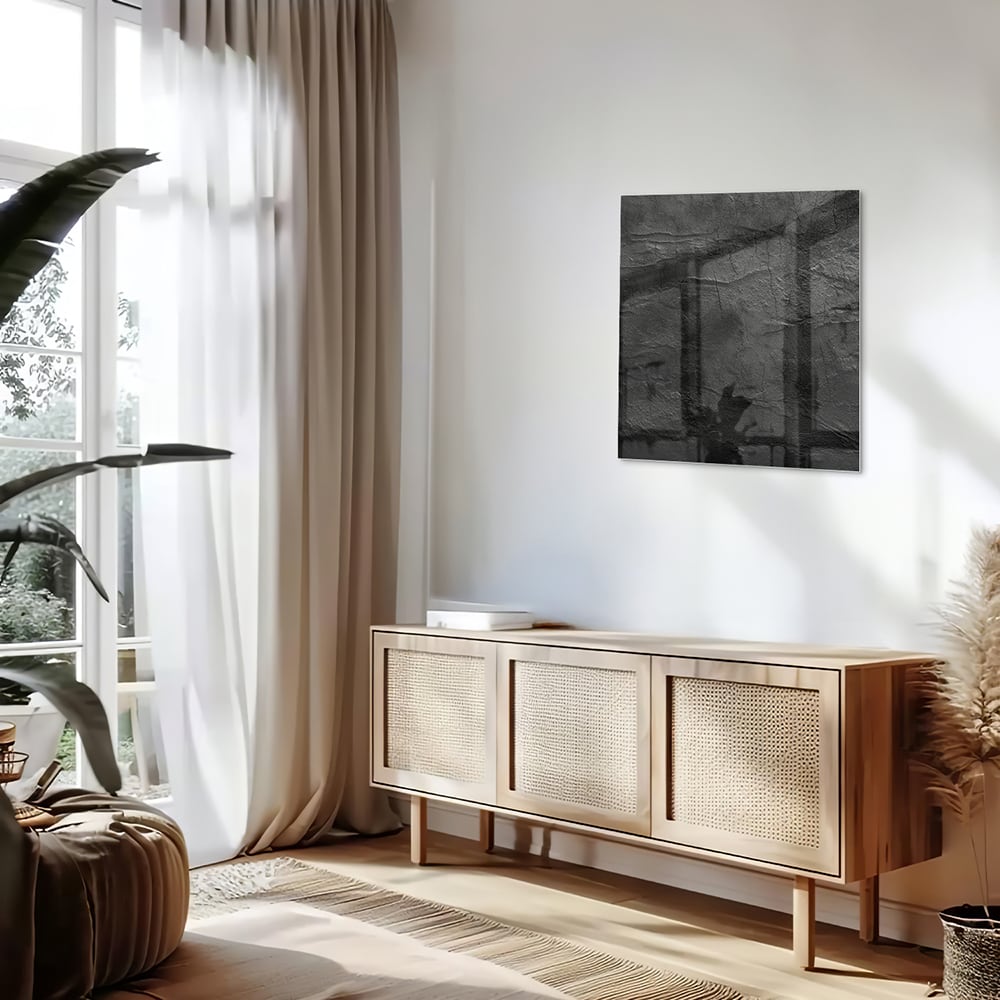 Abstract glazen schilderij in zwart en wit hangt aan de muur in een moderne woonkamer.