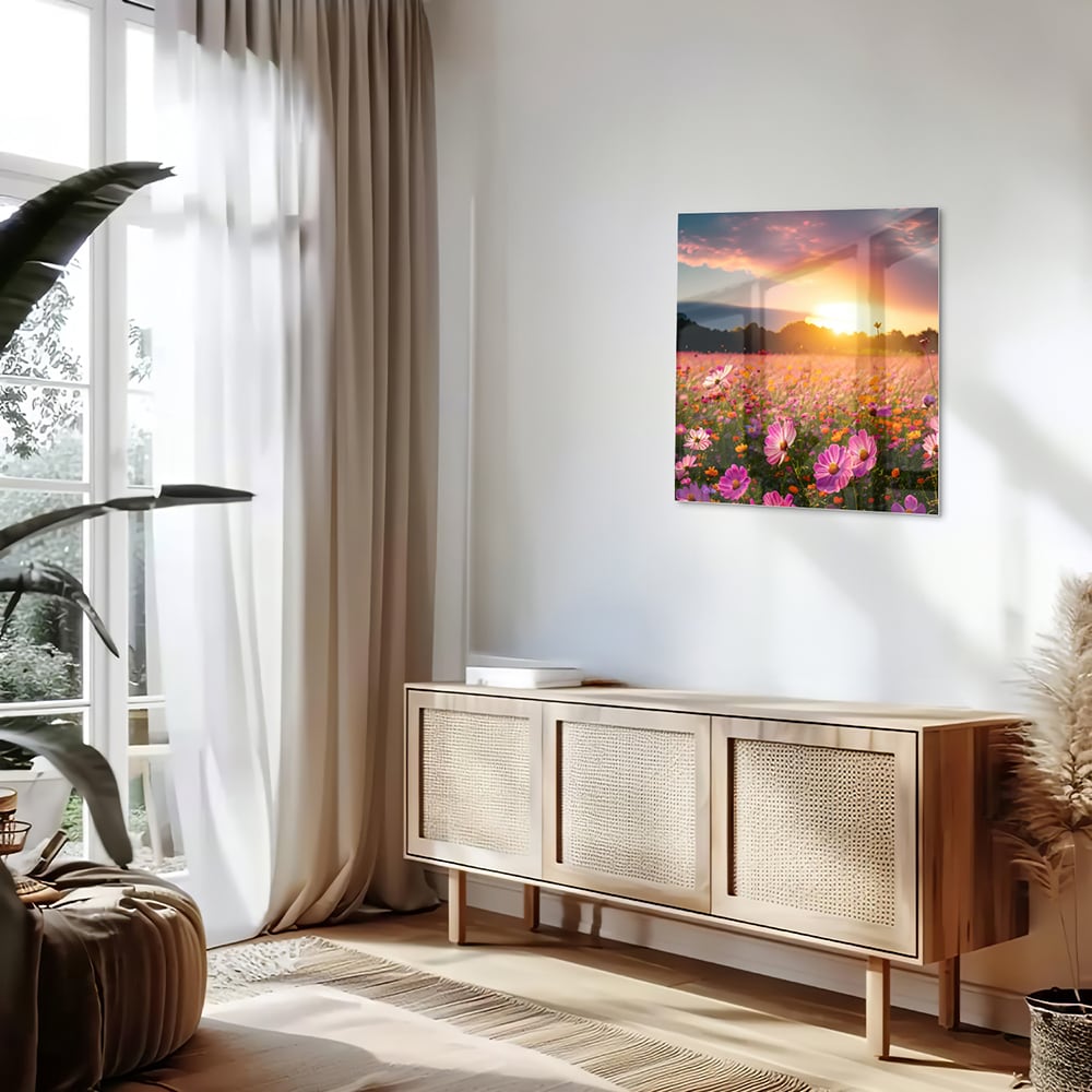 Glazen schilderij van een zonsondergang boven een kleurrijk bloemenveld.
