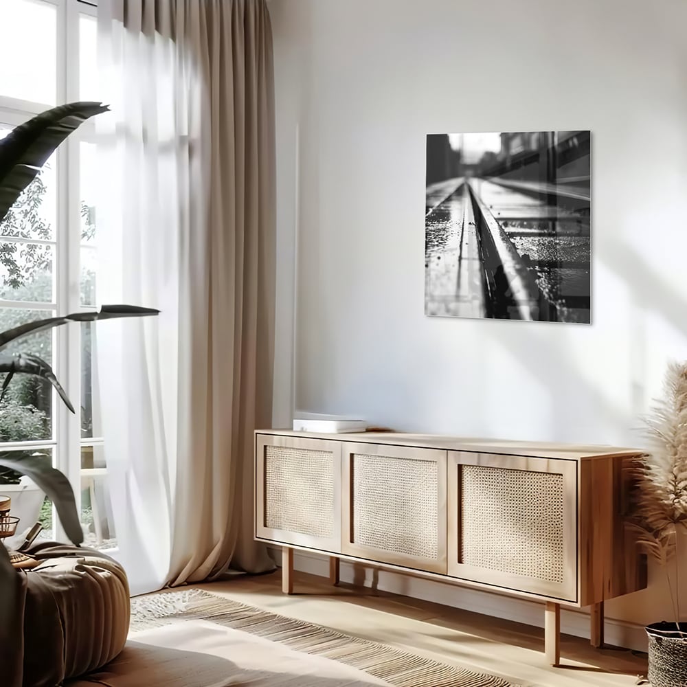 Zwart-wit glazen schilderij van natte straten in een moderne woonruimte.