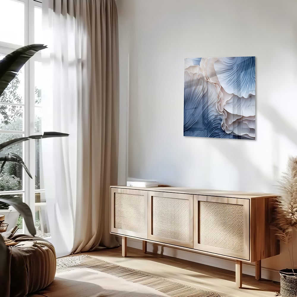 Glazen schilderij met blauw-witte patronen in modern interieur