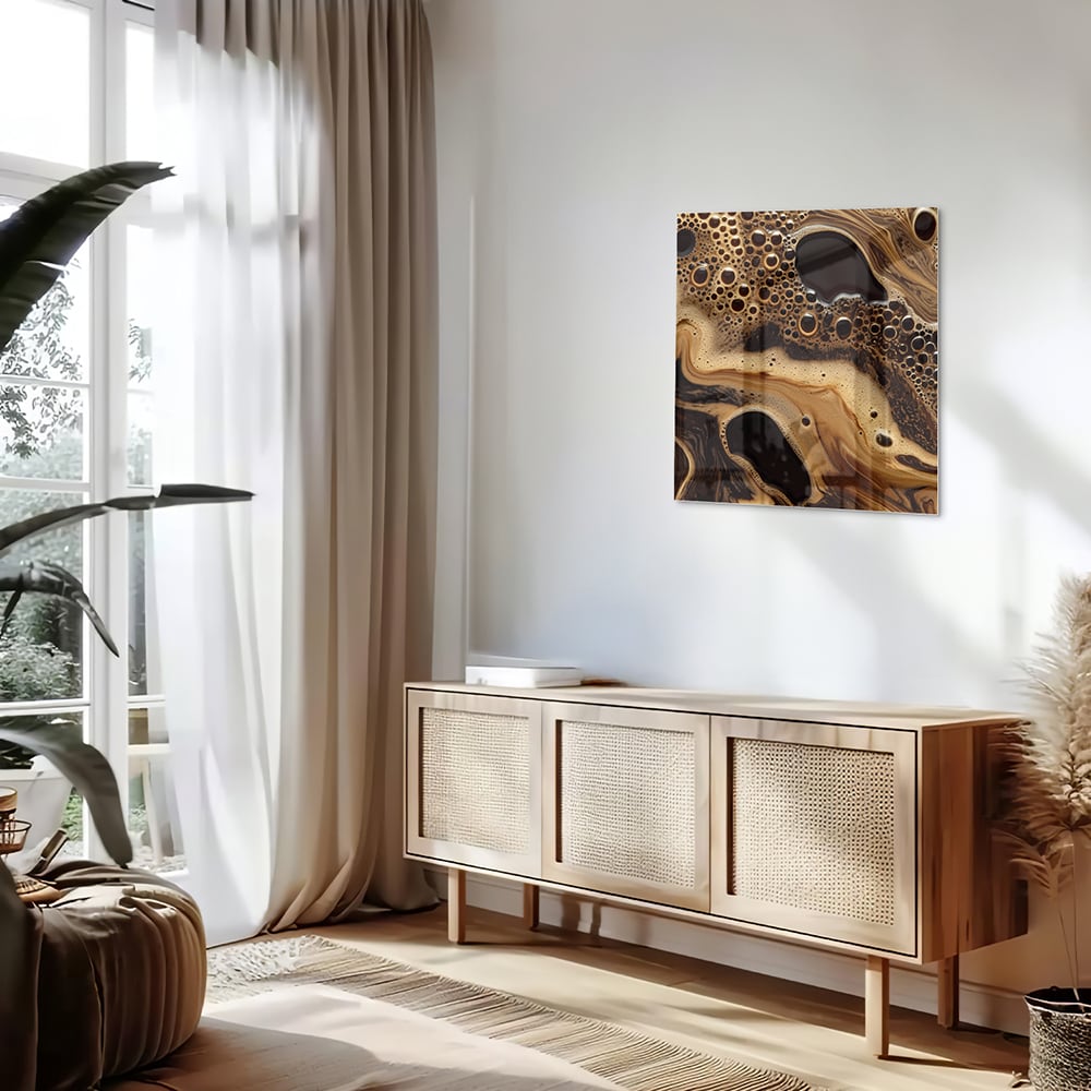 Abstract glazen schilderij met aardse kleuren en organische vormen, geschikt voor moderne interieurs.