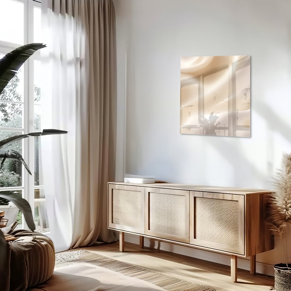 Minimalistisch glazen schilderij met warme tinten in een moderne woonkamer.