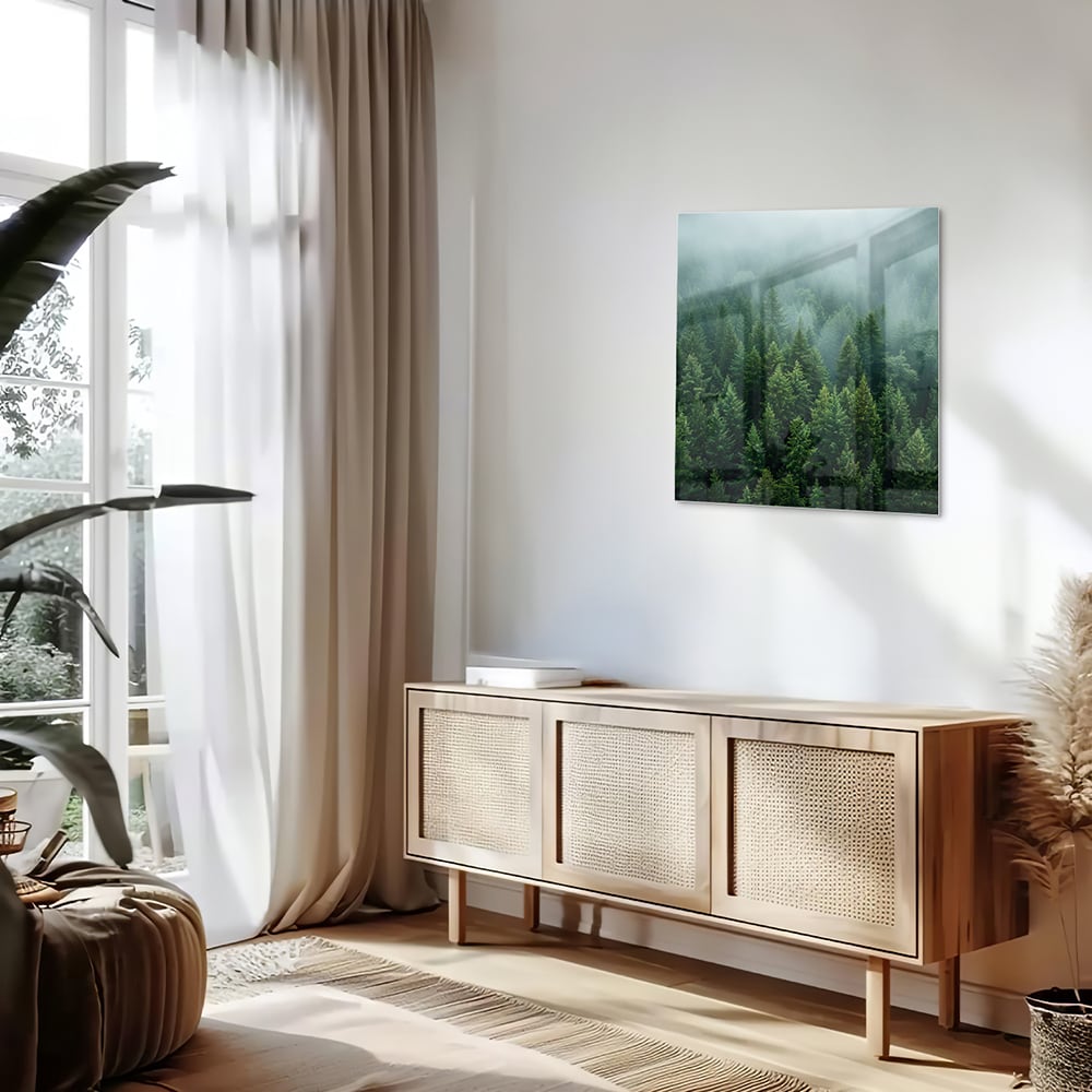 Glazen schilderij van dennenbossen in mist aan de muur