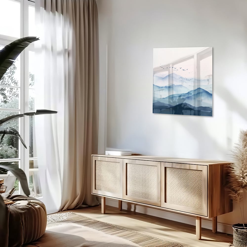 Glazen schilderij met blauwe bergen en pastelhemel, ideaal voor wanddecoratie.