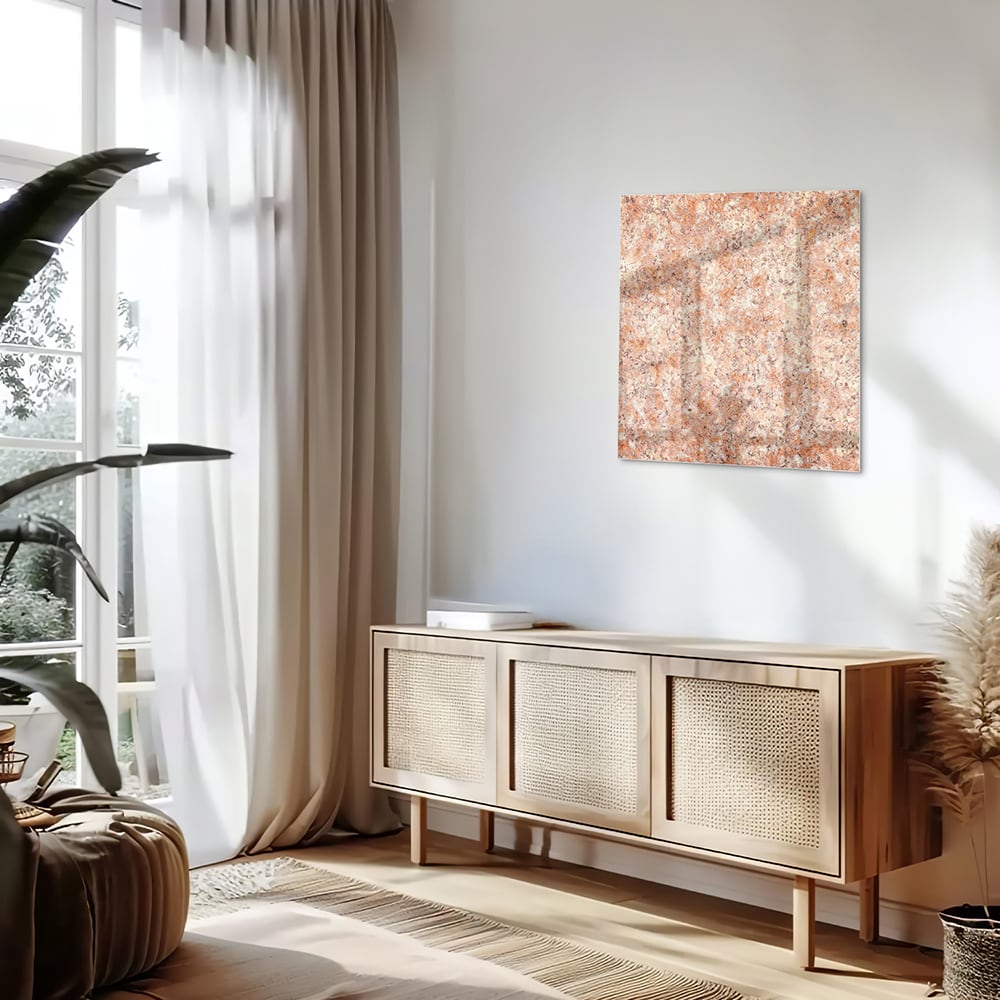 Glazen schilderij in zacht roze en goud aan de muur boven een houten kast