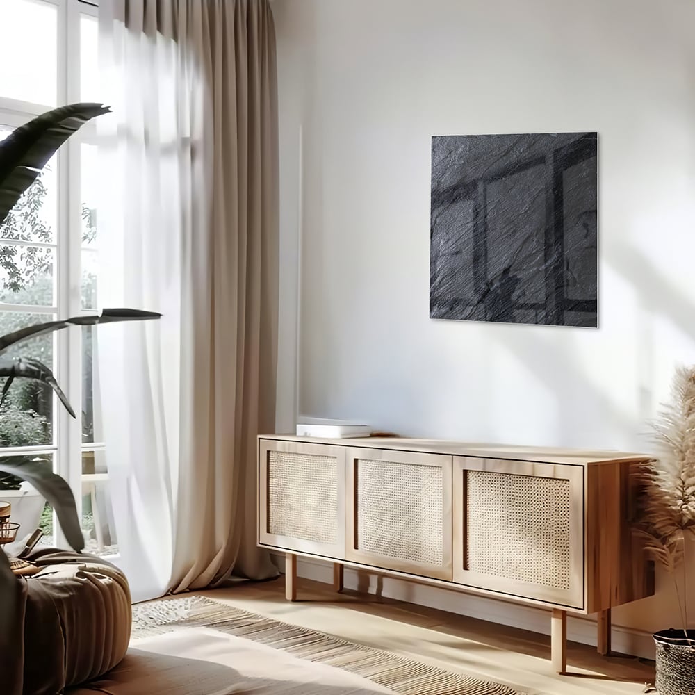 Modern glazen schilderij met abstracte zwart-witte textuur aan de muur.