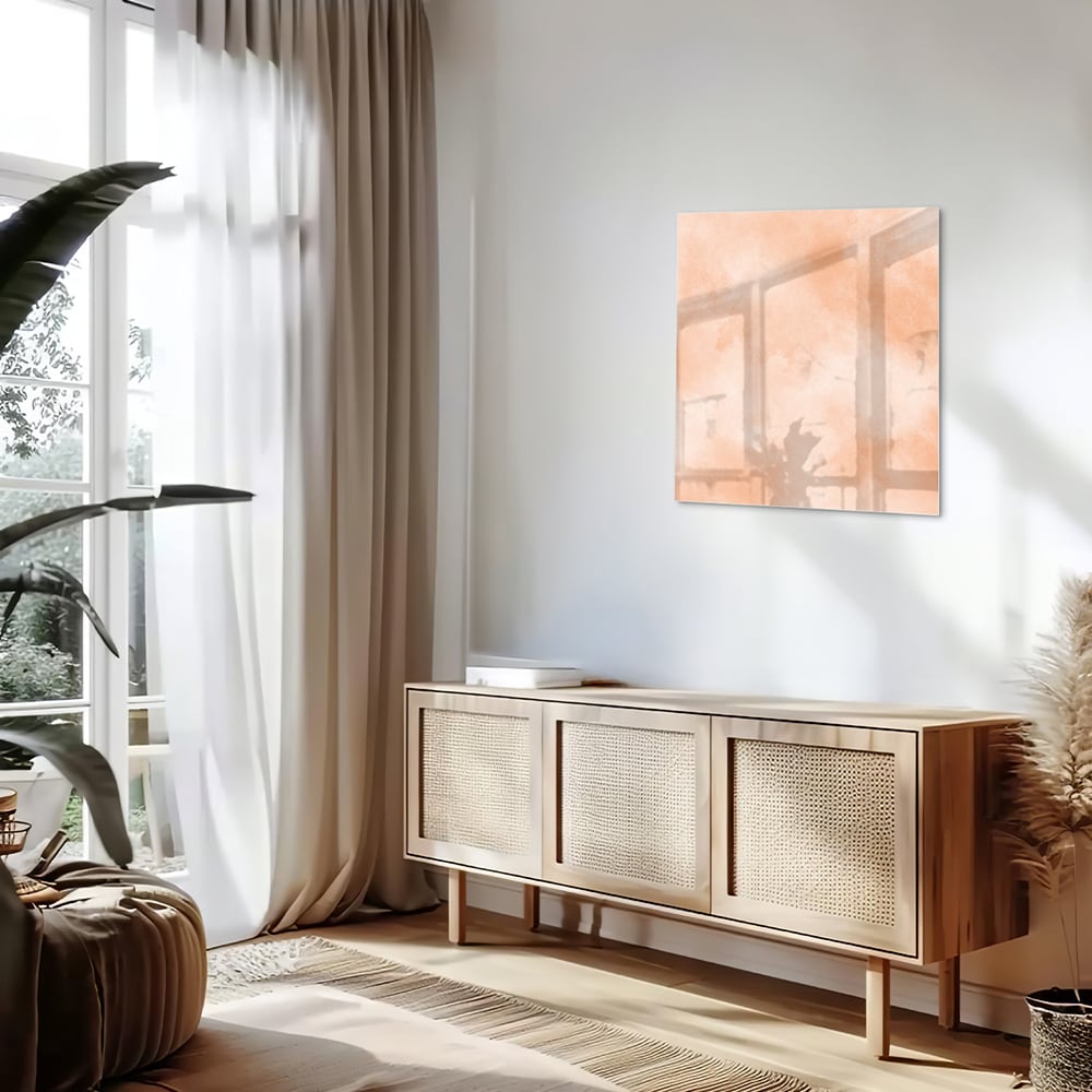Glas schilderij in warme aardetinten hangt boven een houten kast in een moderne woonkamer.