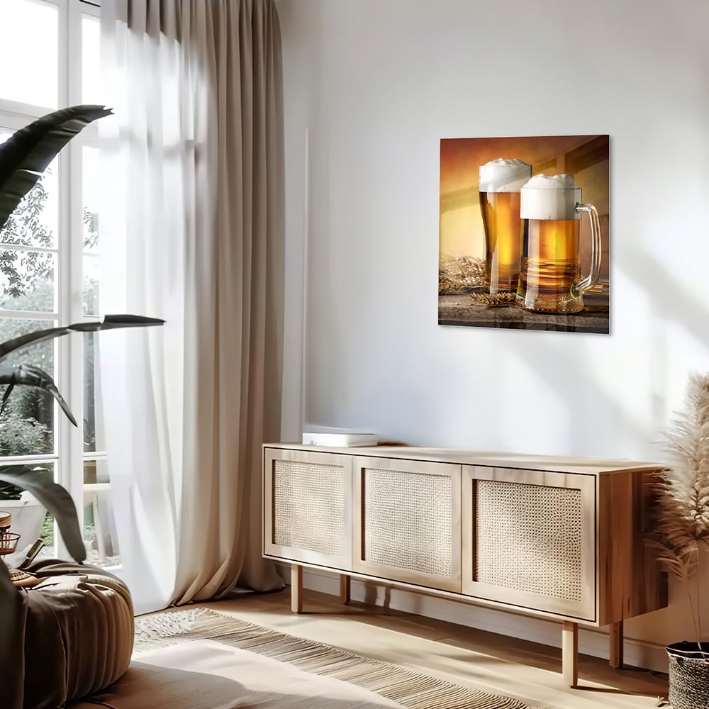 Glazen schilderij met twee volle bierglazen op een houten tafel