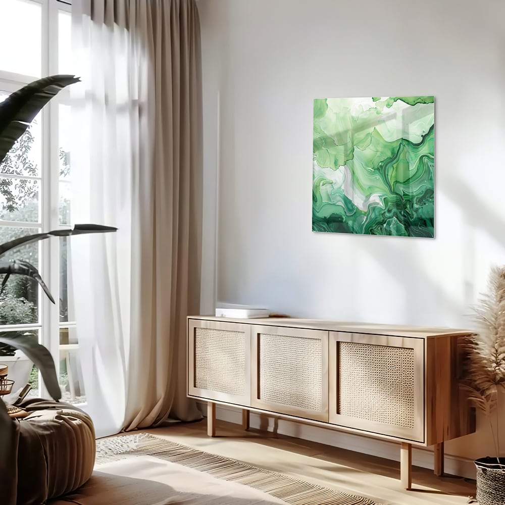 Een groen marmeren glazen schilderij dat hangt boven een kast in een moderne woonkamer.