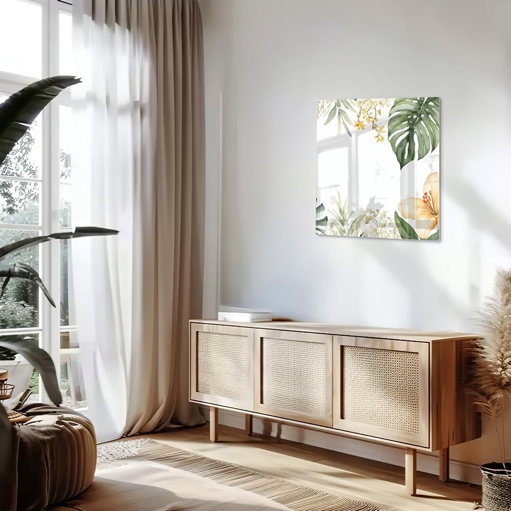 Glazen schilderij met tropische bladeren en botanische elementen aan een witte muur.