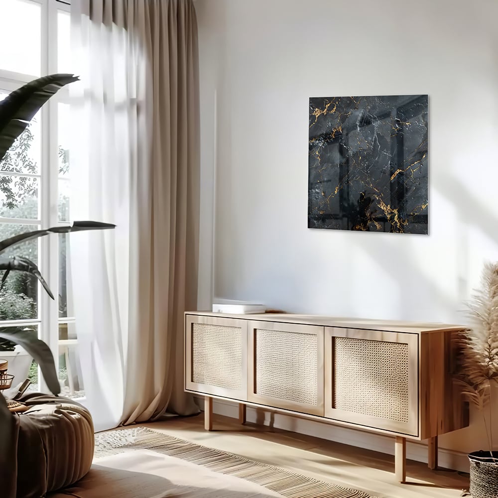 Glazen schilderij met zwarte marmerlook en gouden details aan de muur.