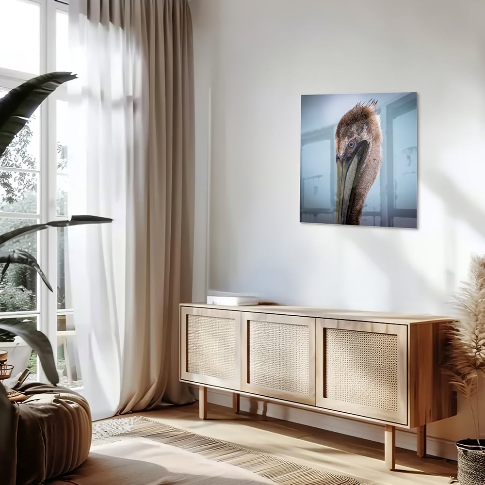Glazen schilderij van een pelikan met een elegant design in een moderne woonkamer.