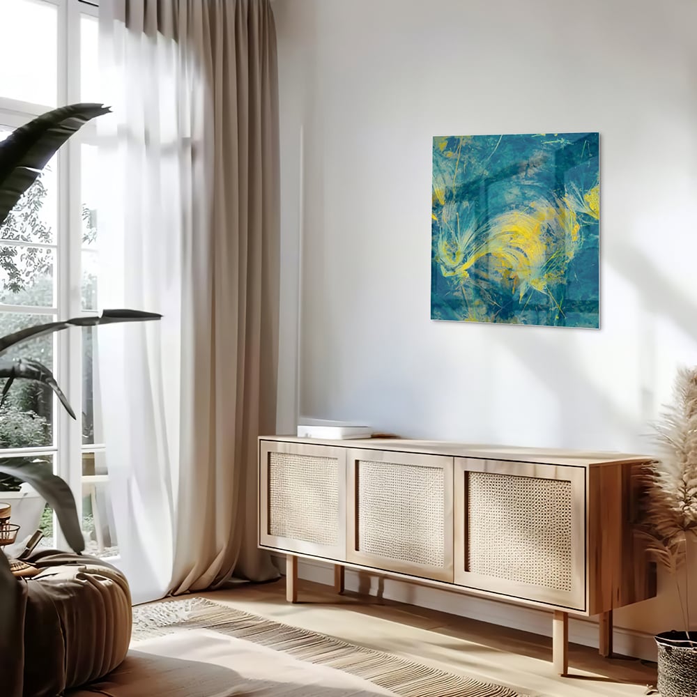 Abstract glazen schilderij met blauw en geel dat aan de muur hangt