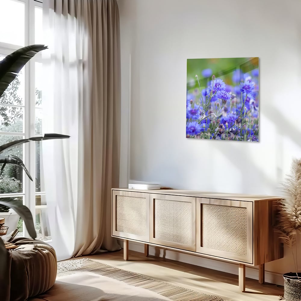 Glazen schilderij met paarse bloemen aan de muur in een lichte woonkamer.