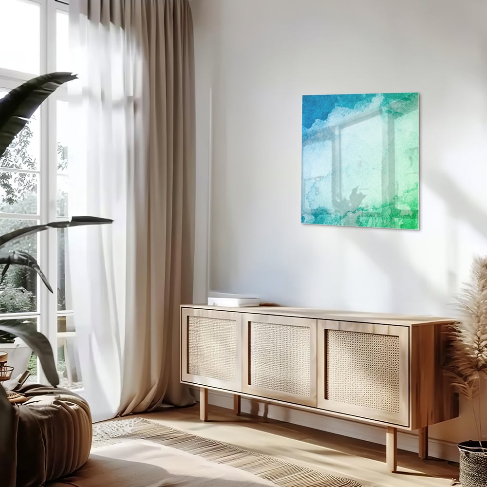 Abstract glazen schilderij in diverse tinten blauw en groen aan de muur.