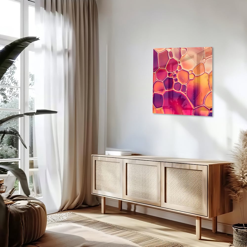 Abstract glazen schilderij met warme tinten in een interieur.