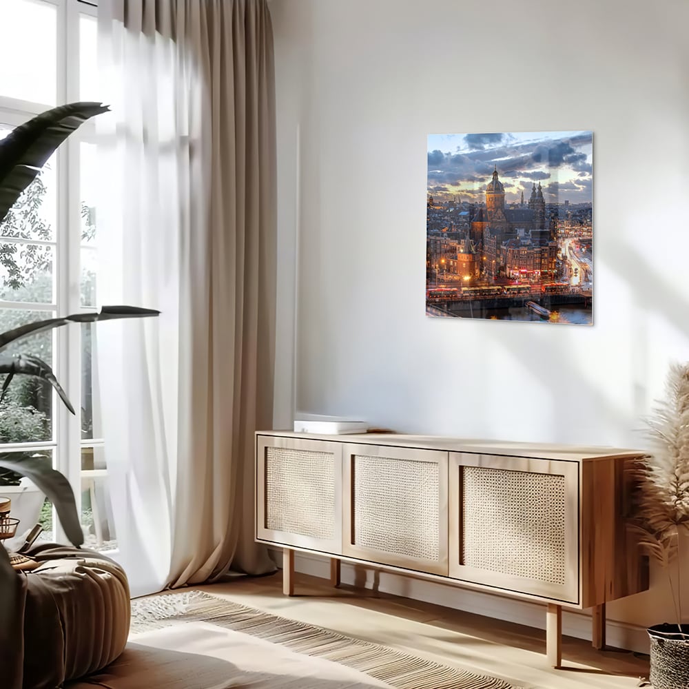 Glazen schilderij van een stedelijk landschap met stadslichten.
