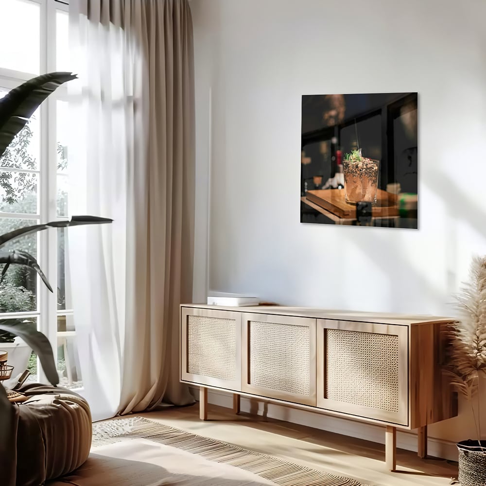 Glazen schilderij van een cocktail die sfeer en luxe uitstraalt.