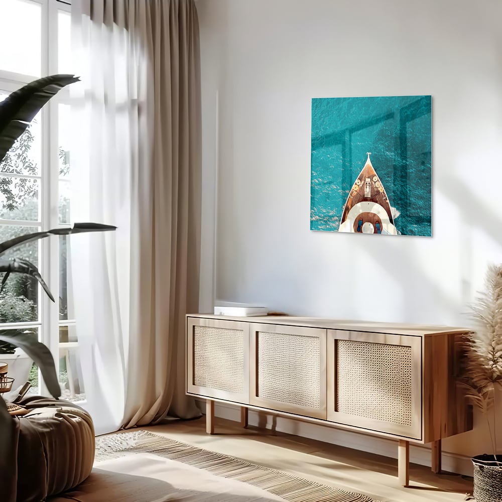 Glazen schilderij van een boot die drijft op helderblauwe zee