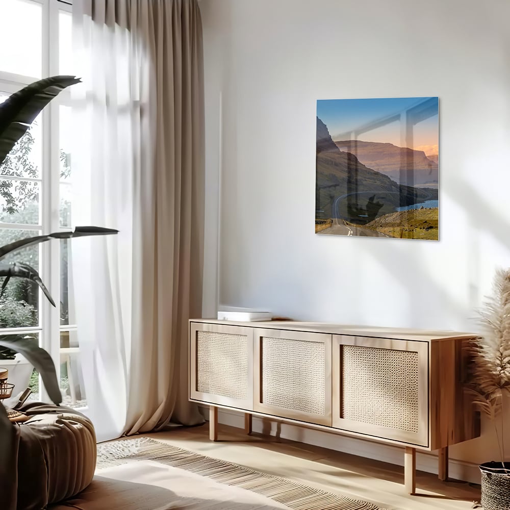 Glazen schilderij met uitzicht op bergen en een rivier in een modern interieur.