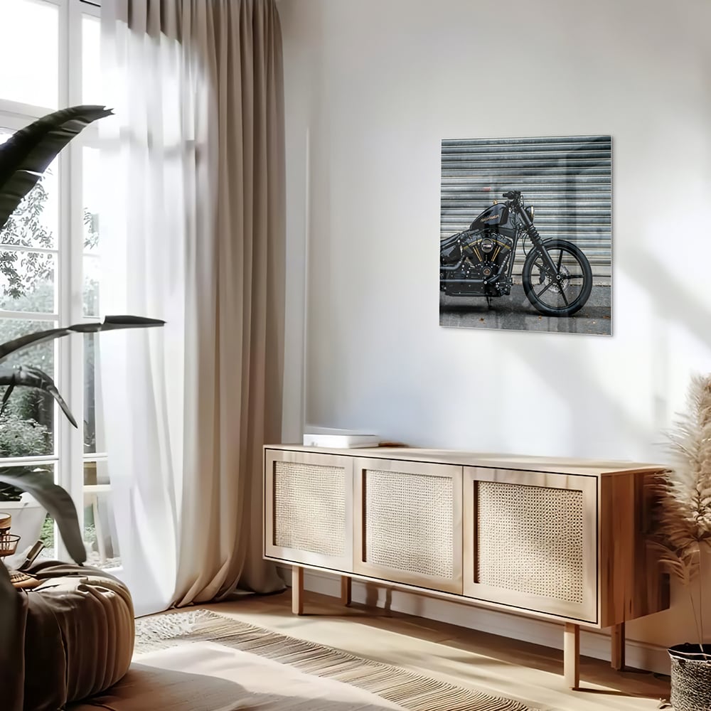 Glazen schilderij van een motor, perfect voor wanddecoratie in een modern interieur.