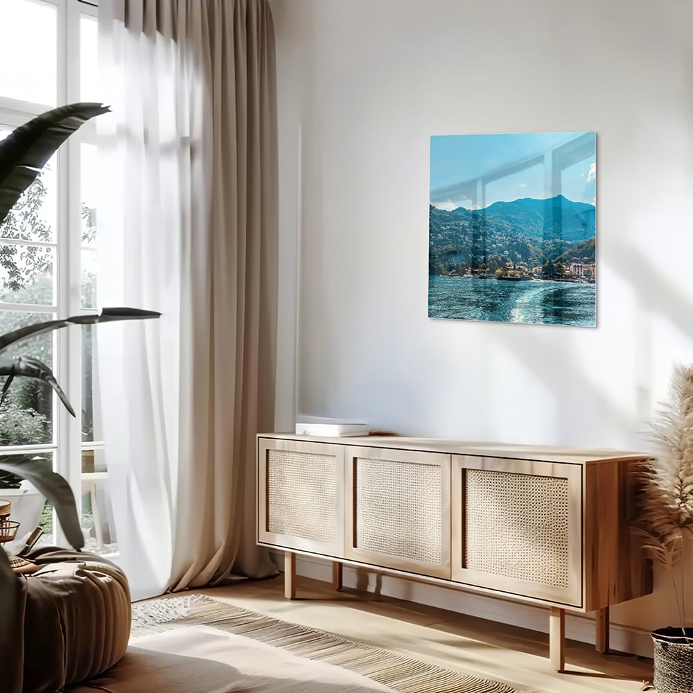 Glazen schilderij met uitzicht op blauwe waterkant en bergen