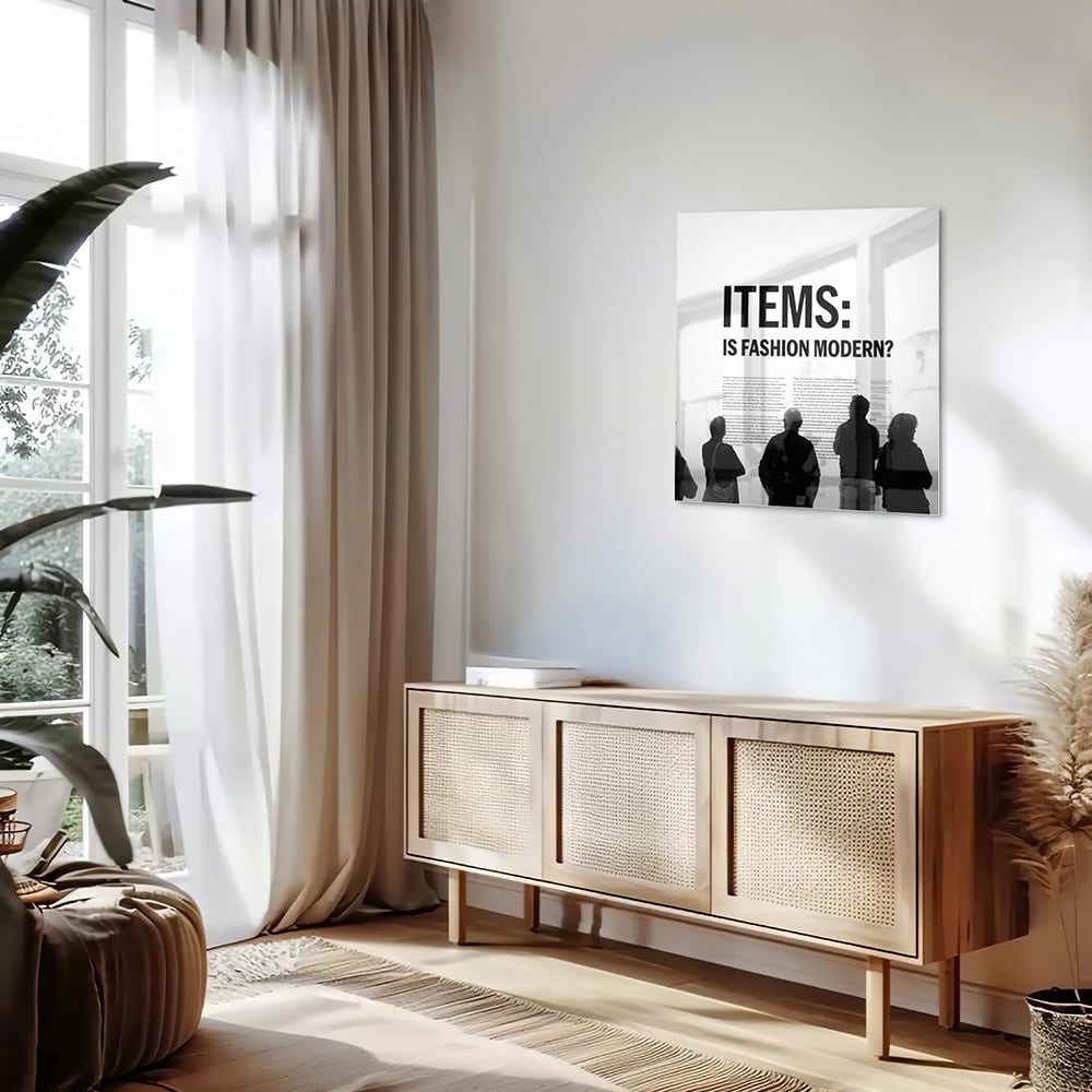 Glazen schilderij met de tekst 'ITEMS: IS FASHION MODERN?', stijlvol gepresenteerd boven een houten meubel.