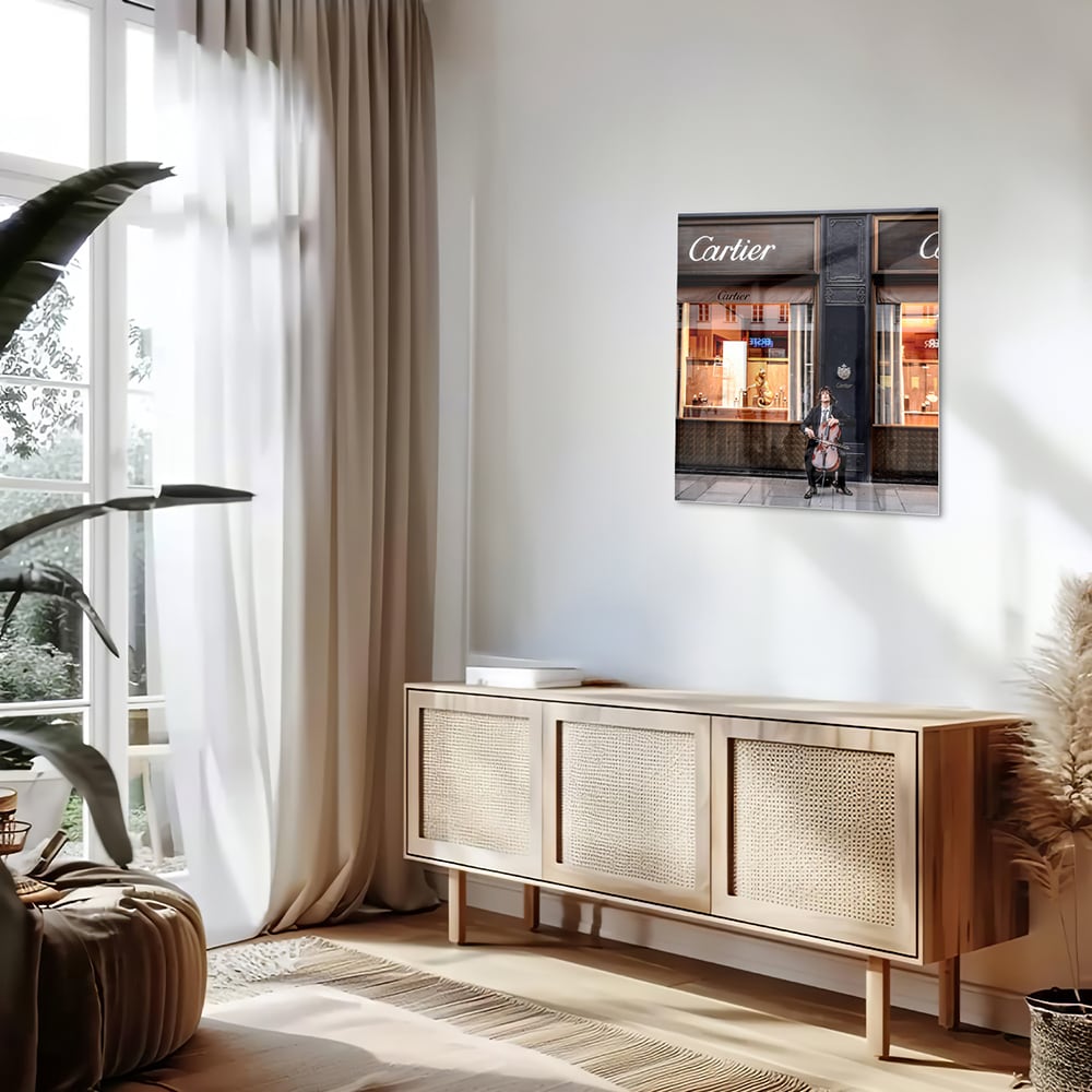 Luxe glazen schilderij van de Cartier winkel met elegantie en stijl.