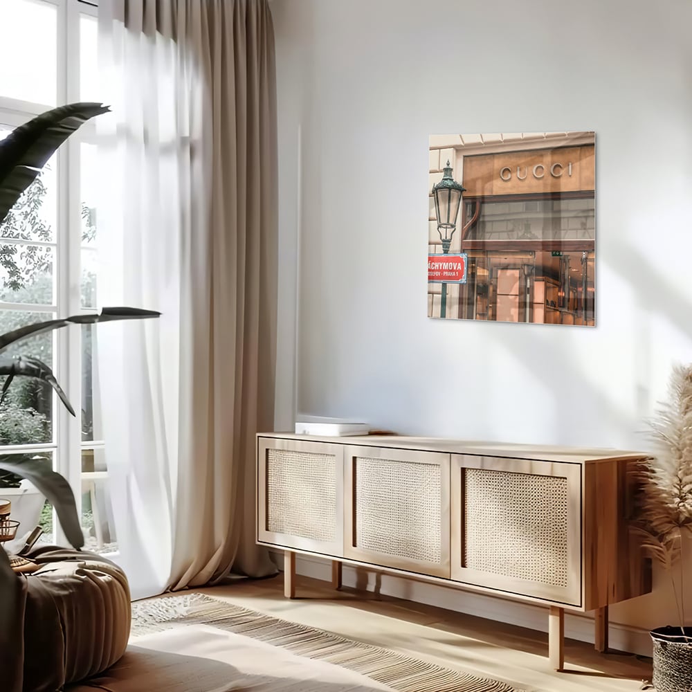 Glazen schilderij met Gucci etalage en vintage lantaarn, perfect voor wanddecoratie.