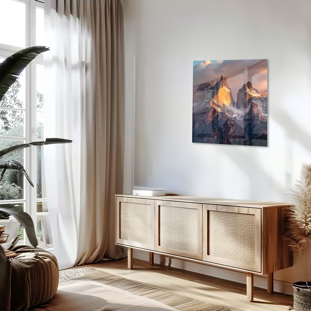 Glazen schilderij met berglandschap aan de muur in een moderne woonkamer