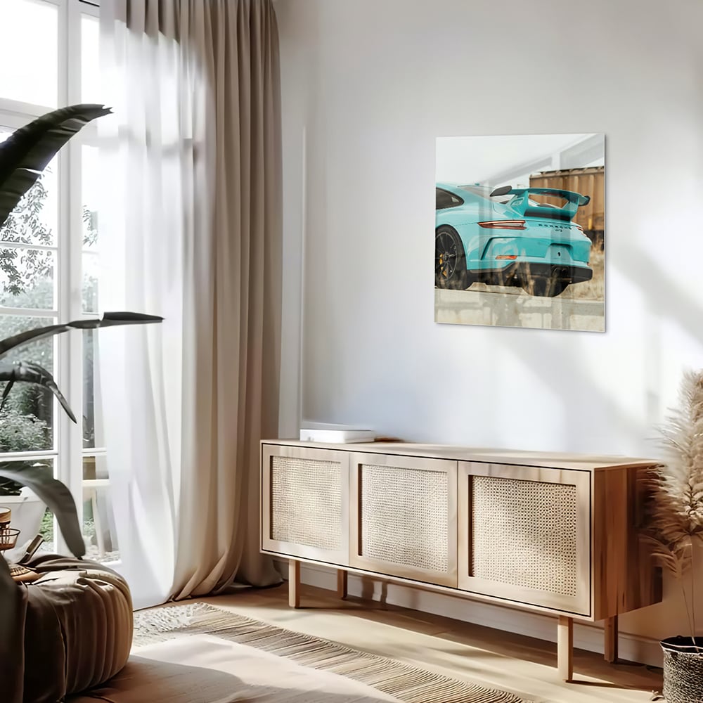 Glazen schilderij van een turquoise sportauto aan de muur in een moderne woonkamer
