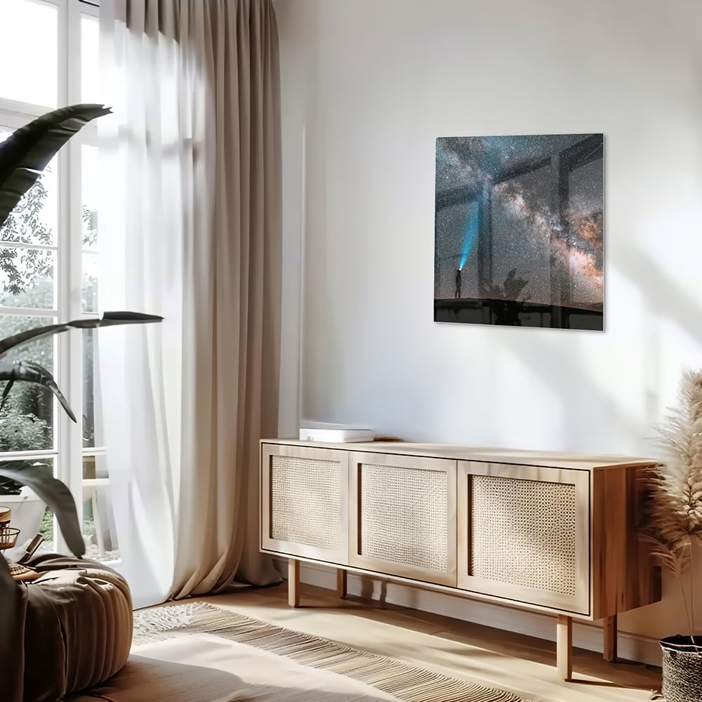 Glazen schilderij van een sterrenhemel met een lichtstraal.