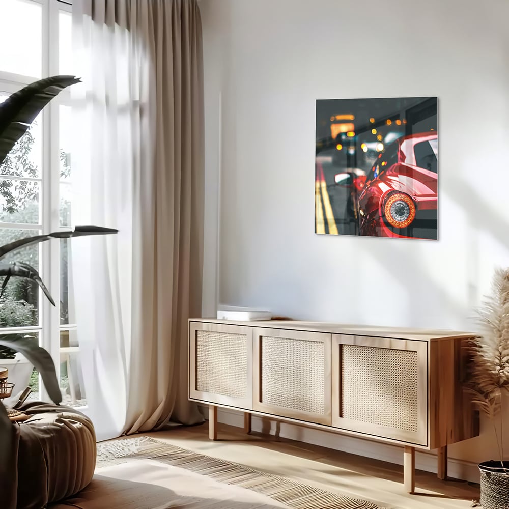 Glazen schilderij van een rode auto in een stedelijke omgeving