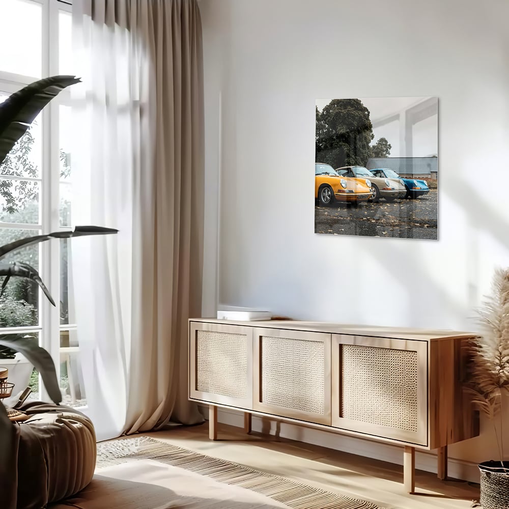 Glazen schilderij van een gele auto in een moderne woonkamer