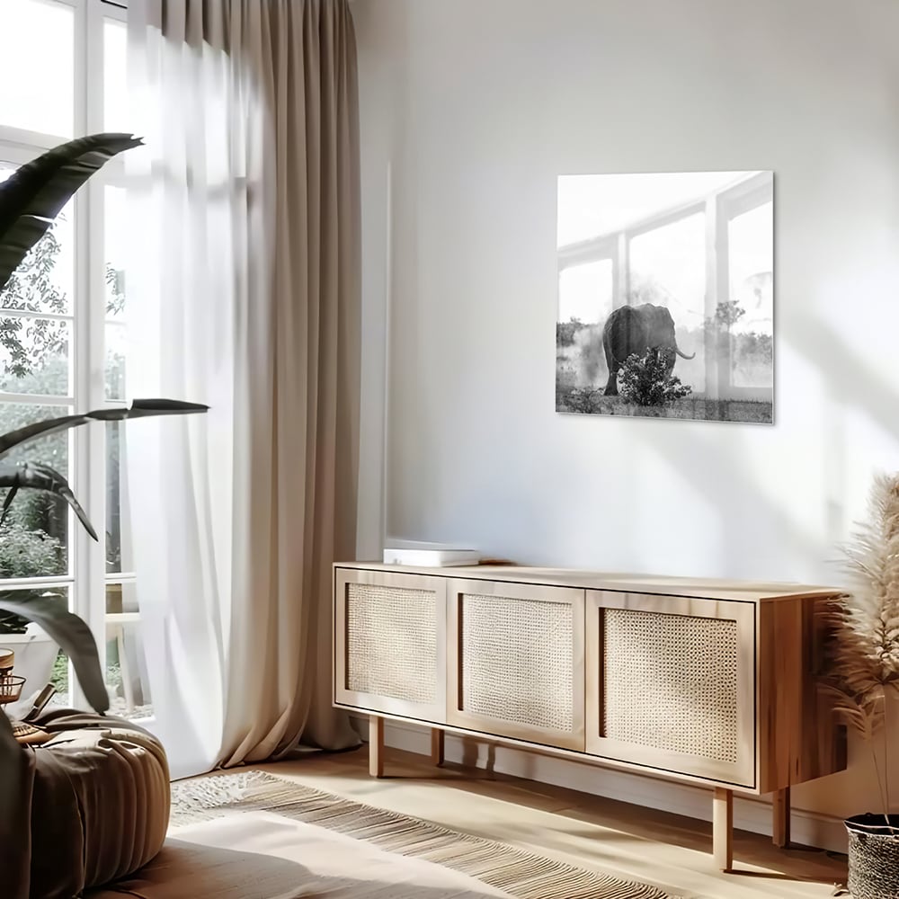 Zwart-wit glazen schilderij van een olifant aan de muur in een modern interieur.